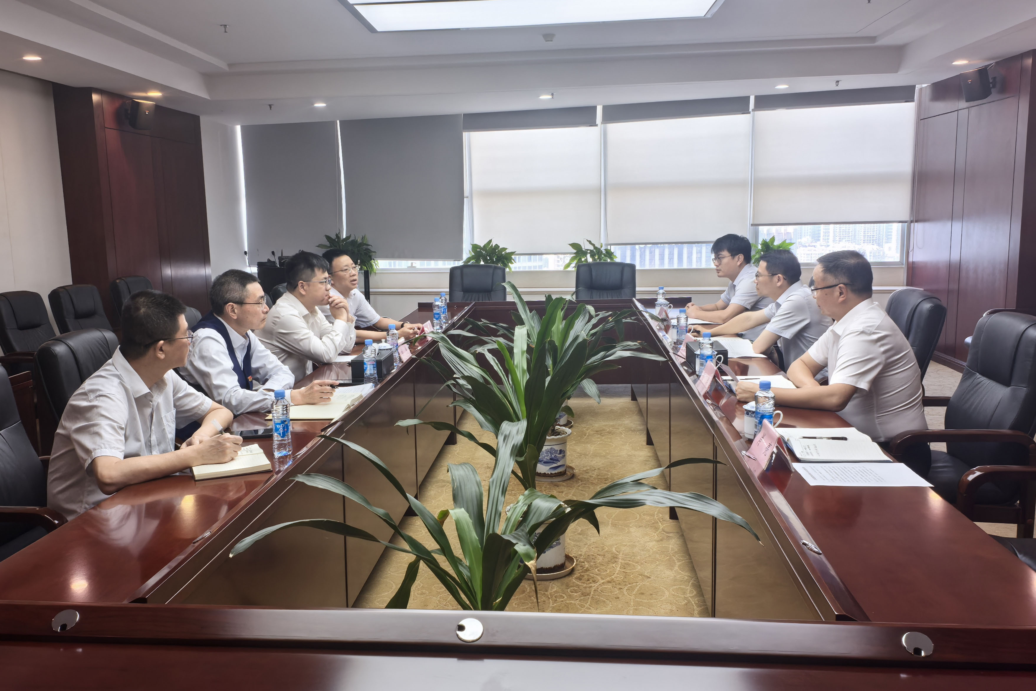 雷军荣一行拜访交通银行江西省分行